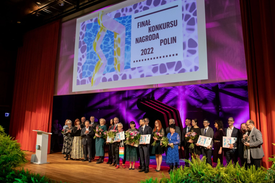 Wszyscy finaliści na scenie podczas gali Nagrody POLIN 2022.