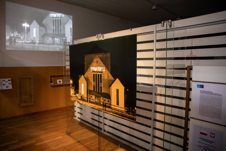 Praca "Pływalnia" Rafała Jakubowicza prezentowana w gablocie w Centrum Informacji Historycznej w Muzeum POLIN.