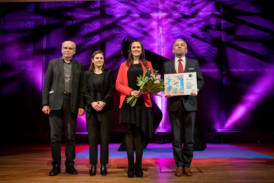 Jolanta Drab, dyrektor Zespołu Szkół w Krzepicach, Dariusz Stola i Łucja Koch stoją na scenie w Audytorium Muzeum POLIN podczas gali Nagroda POLIN 2022.