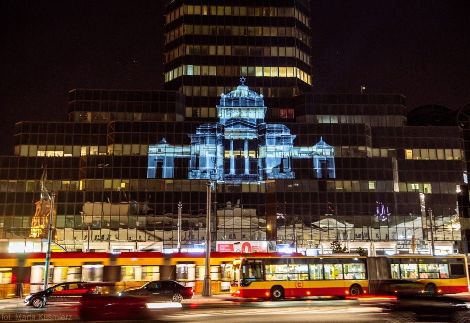 Na budynku błękitnego wieżowca przy placu Bankowym w Warszawie iluminacja Wielkiej Synagogi.
