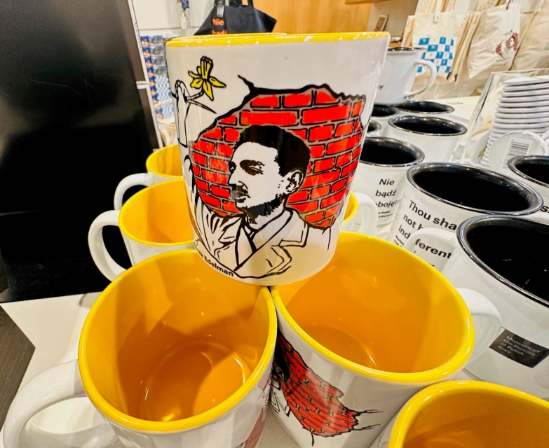 Mugs with an image of Marek Edelman in a museum store.