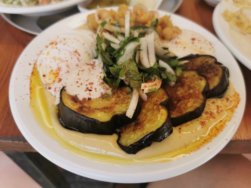 Hummus, ryż i bakłażan na talerzu
