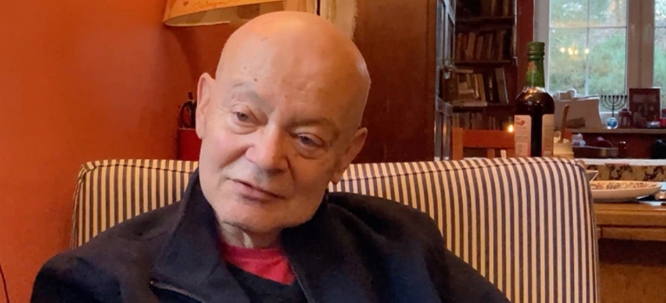 Andrzej Jonas siedzi na fotelu