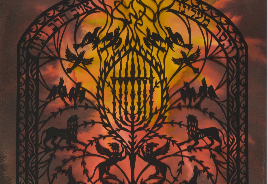 Fragment wycinanki Moniki Krajewskiej "Płonący XII - Chroń nas od miecza i pożogi" - brama z motywami judaistycznymi (menorą i symbolami zwierzęcymi) skąpana w ogniu.