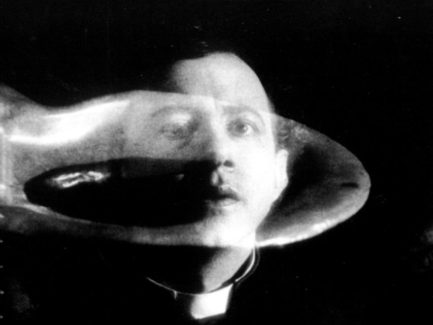 Kadr z filmu "Muszelka i pastor" - pastor zapatrzony w rybę.