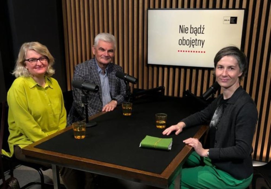 Przy stole w studiu nagraniowym siedzą Karolina Wigura, Miroslava Keryk i Edwin Bendyk.