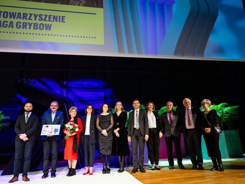 Członkowie Stowarzyszenia Saga Grybów na scenie podczas gali Nagrody POLIN.