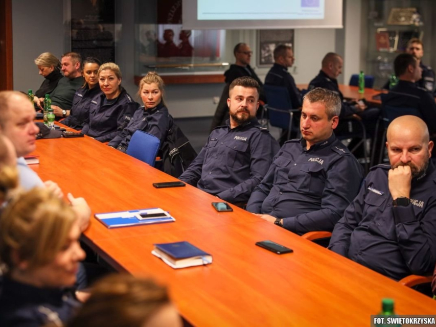 Policjanci i policjantki siedzą przy stole podczas szkolenia w ramach projektu BETAAEC.