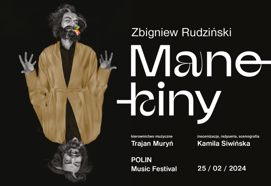 Mężczyzna zgina ręce w łokciach, a w ustach trzyma kolorowe piórka. Naprzeciw odbija się jego sylwetka z roześmianą buzią. Obok niego napisy - Zbigniew Rudziński, Manekiny, kierownictwo muzyczne Trajan Muryń, inscenizacja, reżyseria, scenografia: Kamila Siwińska; POLIN Music Festival, 25.02.2024.