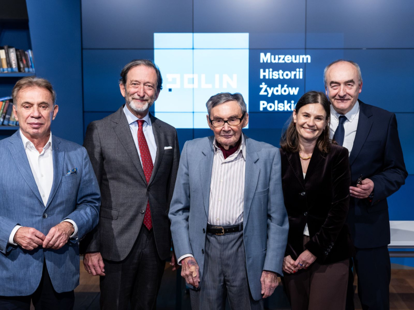 Obok siebie stoją od lewej: Piotr Wiślicki, ambasador Niemiec Viktor Elbling, Marian Turski, Łucja Koch i Zygmunt Stępiński.