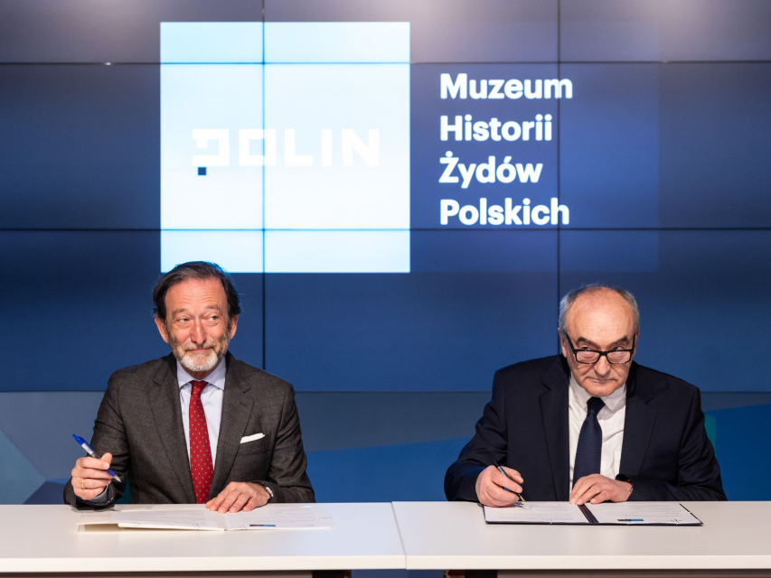 Ambasador Niemiec Viktor Elbling i dyrektor Muzeum POLIN Zygmunt Stępiński podpisują umowę grantową.
