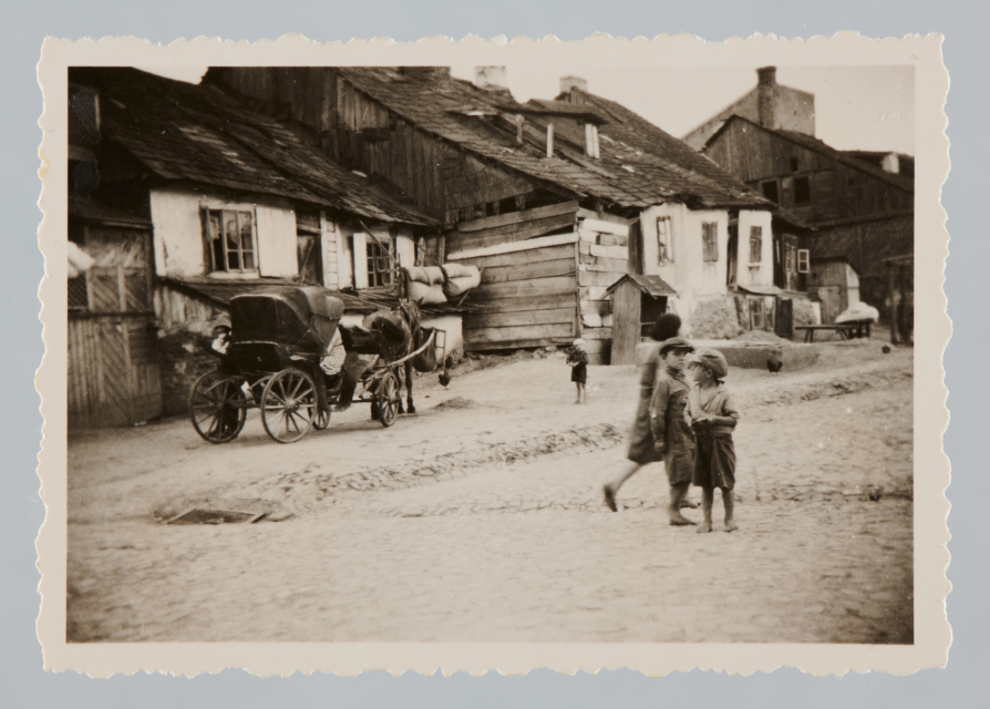 Domy w dolnej części ulicy Zatylnej (lub Joselewicza). Fotografia archiwalna, czarno-biała.
