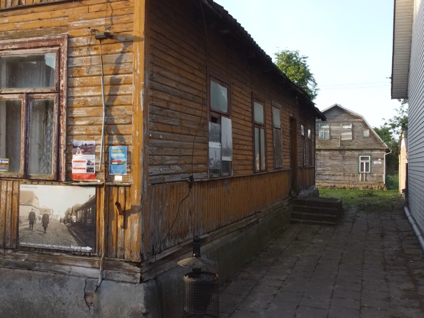 Kadr z etiudy "Tykocin: brakująca połowa". Dwa drewniane domki.