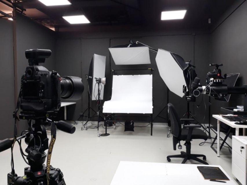 Sprzęty fotograficzne rozstawione w pracowni digitalizacyjnej Muzeum POLIN.