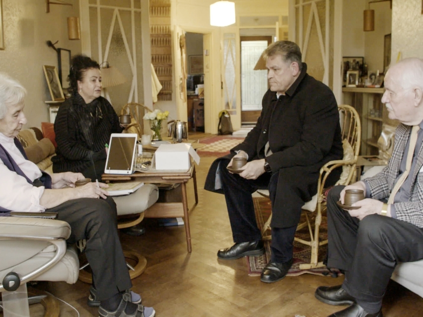 Kadr z filmu "Cień komendanta". Spotkanie czterech osób, od lewej: ANITA LASKER-WALLFISH, MAYA LASKER-WALLFISCH, KAI HÖSS i HANS JURGEN HÖSS.