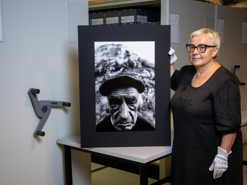 Renata Piątkowska trzyma fotografię Jonasza Sterna.
