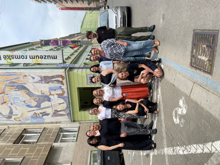 Uczestniczki i uczestnicy projektu "Pamięć o Zagładzie Romów i Sinti" stoją przed budynkiem Muzeum Kultury Romskiej w Brnie.