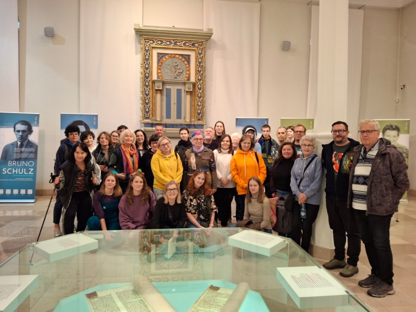 Wolontariusze i wolontariuszki podczas wizyty studyjnej w Muzeum Żydów Mazowieckich w Płocku.