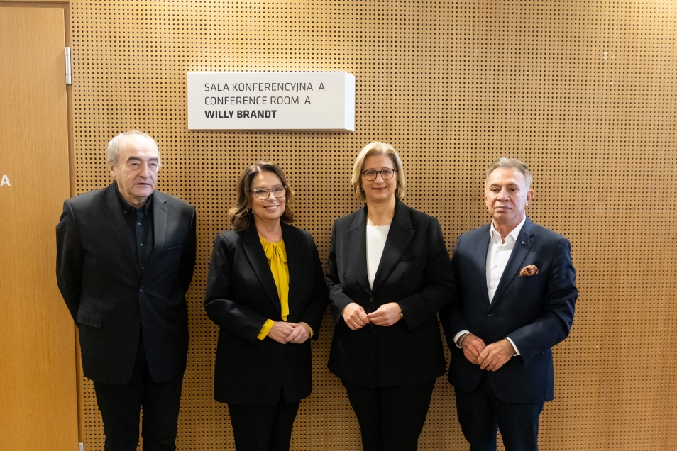 Pod salą konferencyjną imienia Willy'ego Brandta stoją od lewej: Zygmunt Stępiński - dyrektor Muzeum POLIN, Małgorzata Kidawa-Błońska - marszałkini Senatu RP, Anke Rehlinger - przewodnicząca Bundesratu RFN oraz Piotr Wiślicki - przewodniczący zarządu Stowarzyszenia Żydowski Instytut Historyczny.