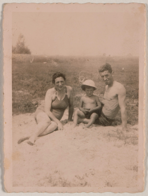 Chana Terbiler, Abram Kacman i ich syn Walisz siedzą na plaży.