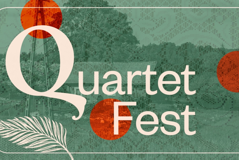 Na zielonym tle biały napis Quartet Fest. Z lewej strony naszkicowany liść, z prawej - świecznik.