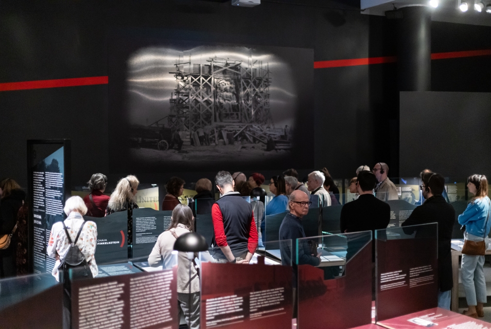 Zwiedzające na wystawie czasowej w muzeum