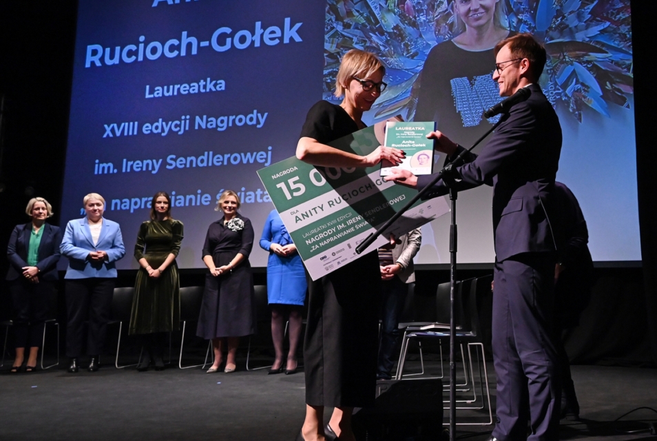 Laureatka poprzedniej edycji odbiera na scenie Nagrodę im. Ireny Sendlerowej.