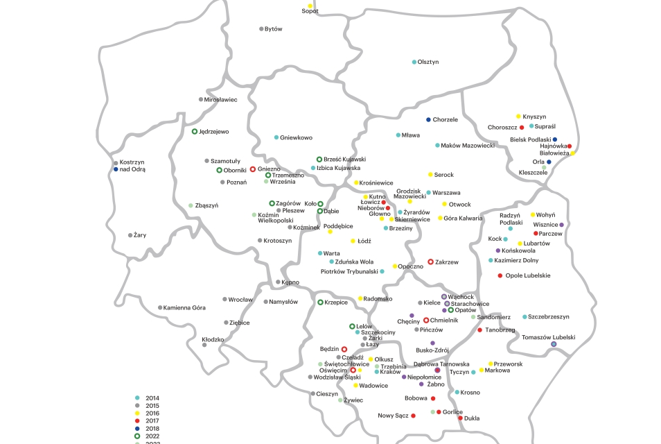 Mapa Polski z zaznaczonymi miejscowościami, które odwiedziła wystawa "Muzeum na kółkach"