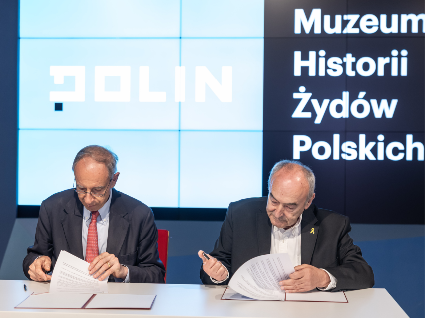 Zygmunt Stępiński i Władysław Teofil Bartoszewski podpisują list intencyjny o współpracy.