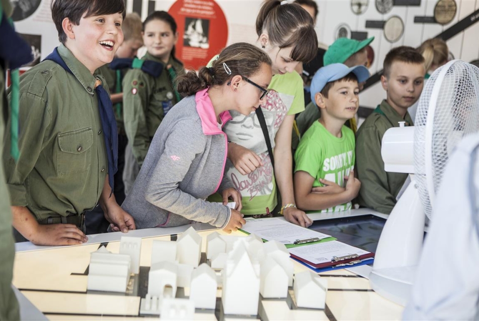 Dzieci oglądają makietę na wystawie "Muzeum na kółkach"