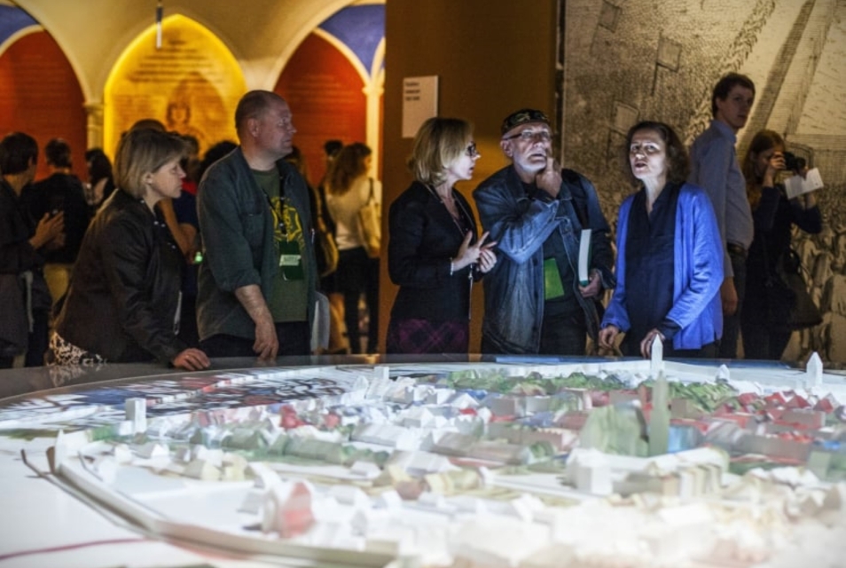 Grupa seniorów i seniorek z przewodnikiem w galerii "Paradisus Iudeaorum" na wystawie stałej.
