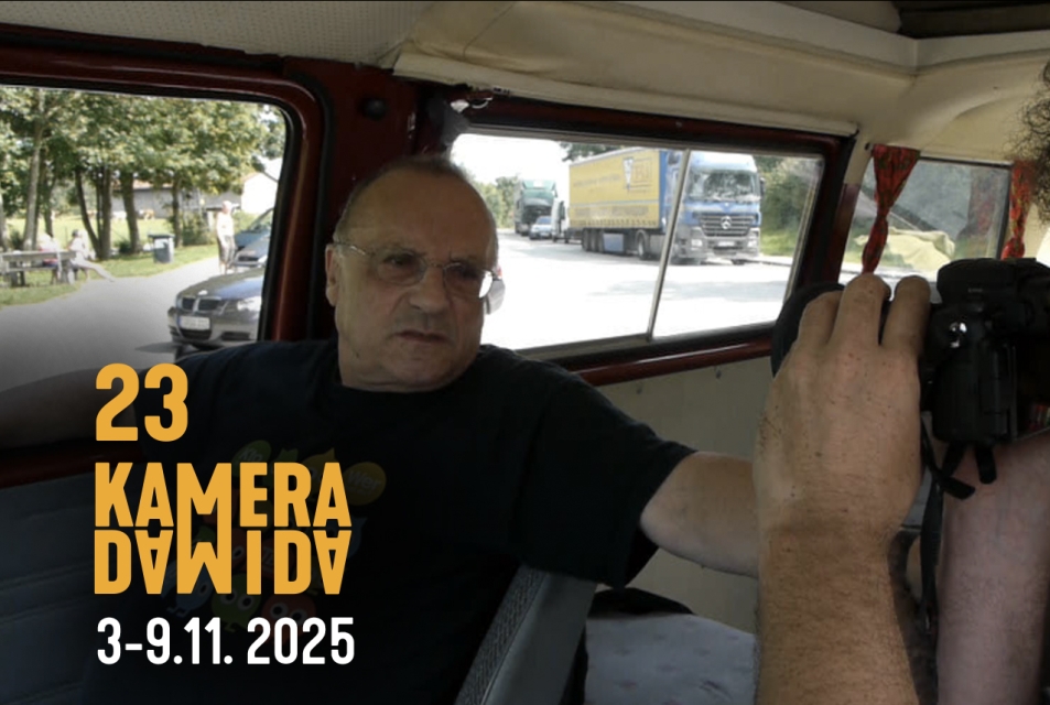 Kadr z filmu z napisem 23. KAMERA DAWIDA 2025 3-9.11.2025