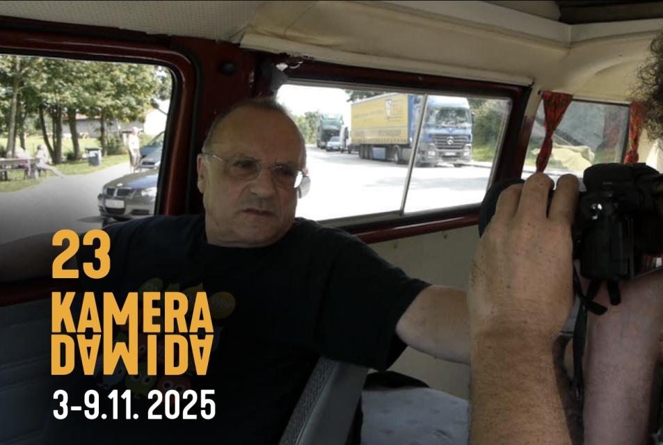 Kadr z filmu z napisem 23. KAMERA DAWIDA 2025 3-9.11.2025.