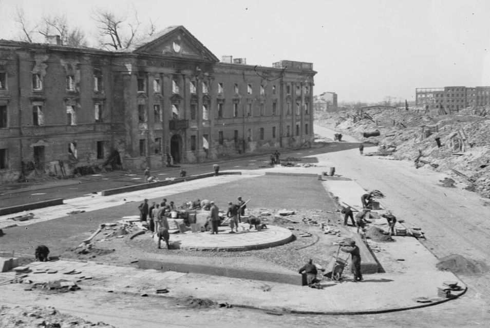 Negatyw z serii fotografii budowy pomnika powstańców getta warszawskiego z 1946. Koszary Wołyńskie (obecnie w tym miejscu stoi Muzeum POLIN) i budowa "małego pomnika" Bohaterów Getta.