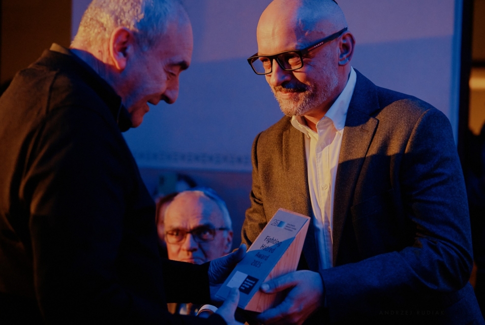 Zygmunt Stępiński odbiera nagrodę Fighting Hatred z rąk Tomasza Kuncewicza, dyrektora Muzeum Żydowskiego Oszpicin.