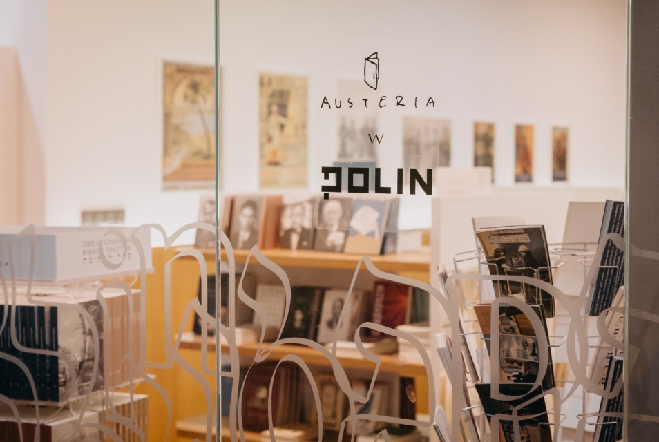 The museum shop window with the inscription Austeria in POLIN.