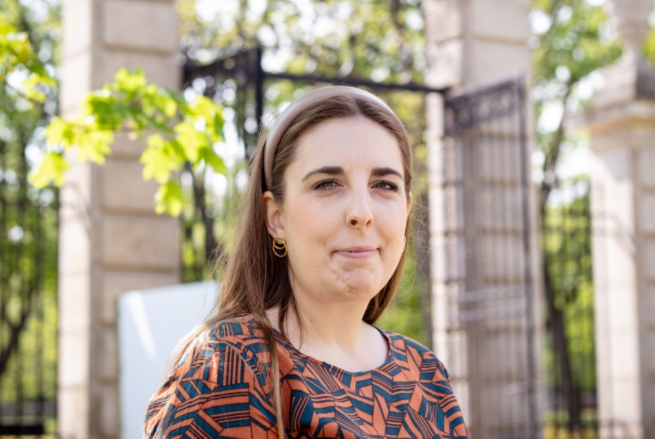 Przewodniczka Katarzyna Jankowska przed bramą Ogrodu Krasińskich w Warszawie.