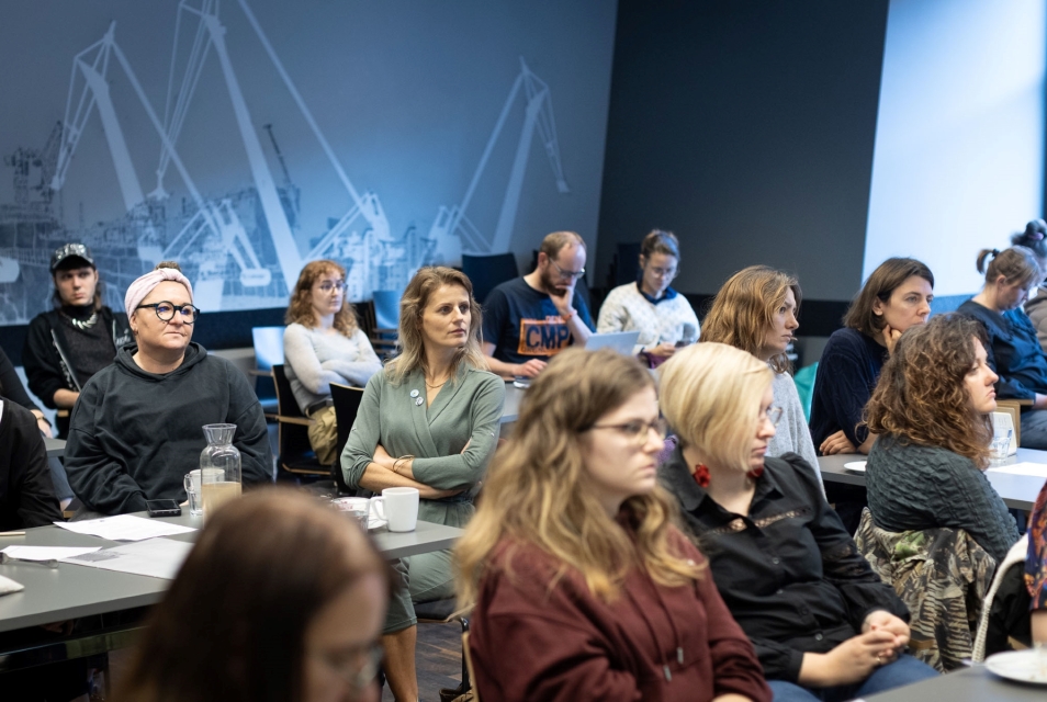 Uczestniczki i uczestnicy muzealnego think-tanku siedzą w sali Europejskiego Centrum Solidarności podczas zajęć.