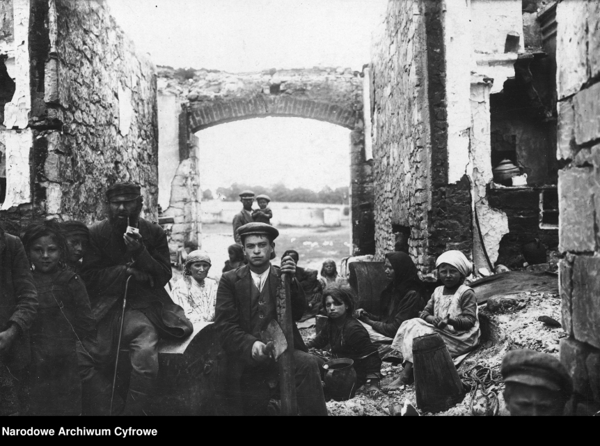 Jews in the destroyed city of Sokolniki (Lviv area).