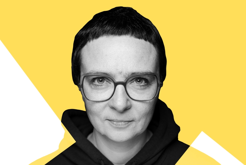 Zdjęcie portretowe Patrycji Dołowy na żółto-białym tle.