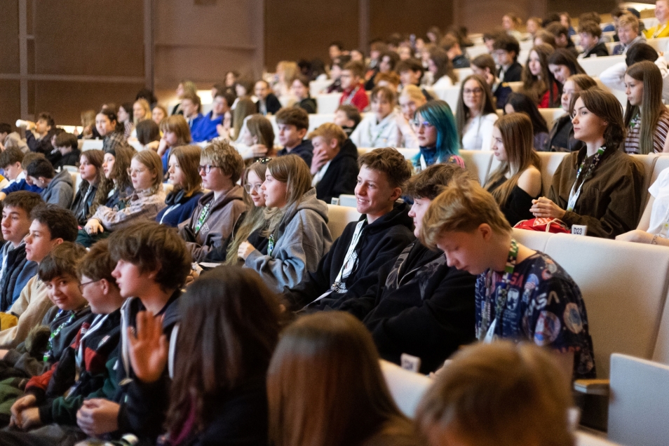 A group of young people – volunteers for the 2026 Warsaw Ghetto Uprising Campaign – gathered in the POLIN Museum Auditorium.