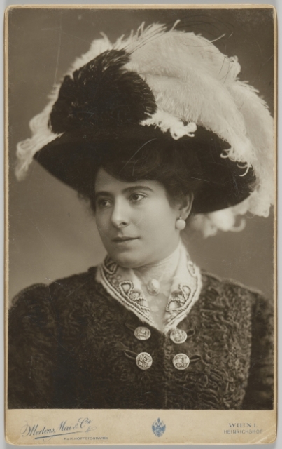 Portret Heleny Rubinstein w kapeluszu z piórami.