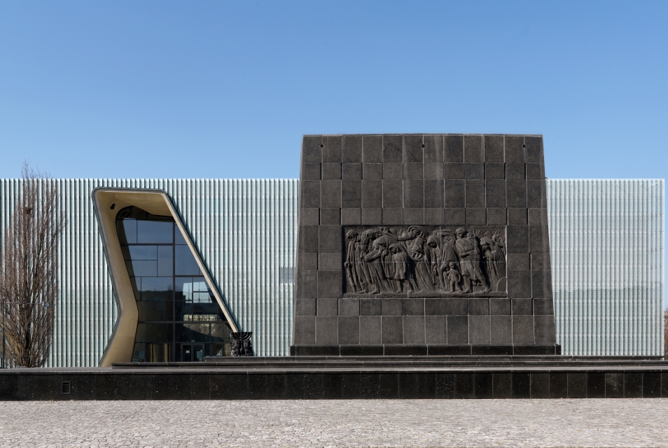 Monument to the Heroes of the Ghetto and the entrance to POLIN Museum