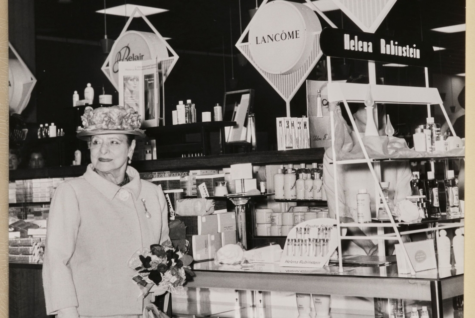 Helena Rubinstein przez stoiskiem z kosmetykami marki Rubinstein