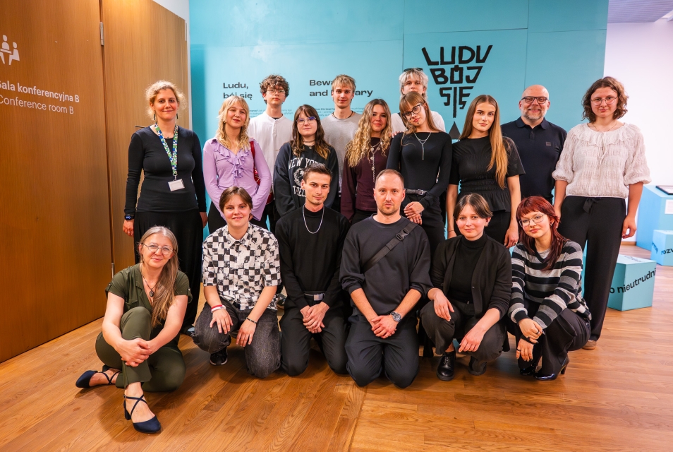 Grupa młodzieży, któa współtworzyła wystawę "Ludu, bój się"