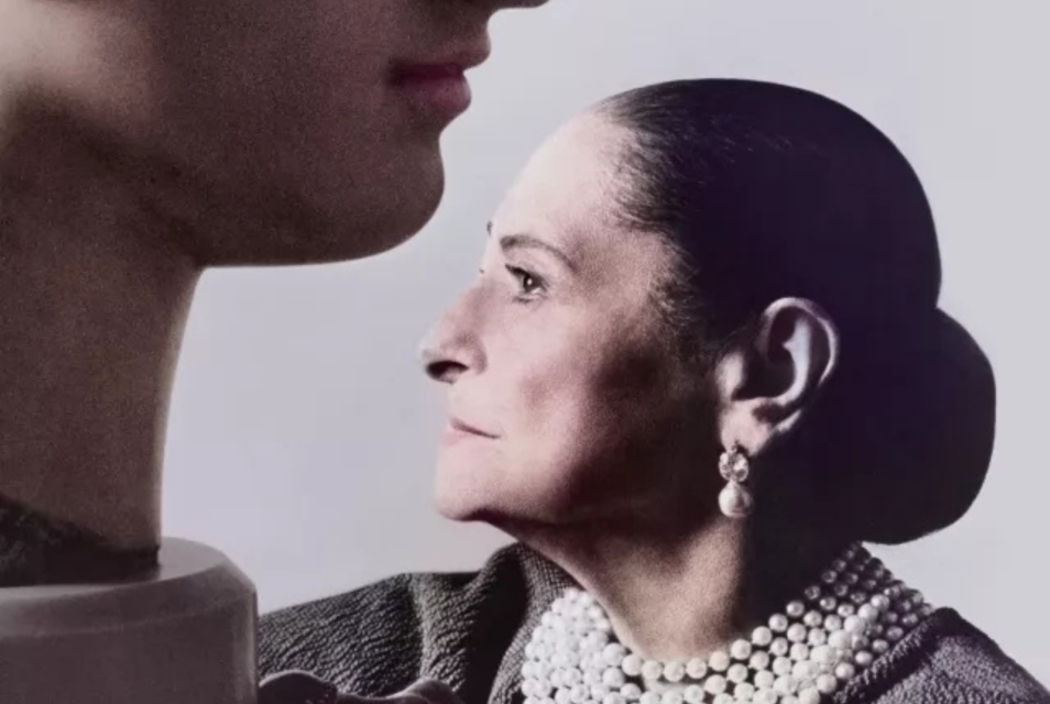 Helena Rubinstein z profilu, w kolczykach i naszyjniku z pereł