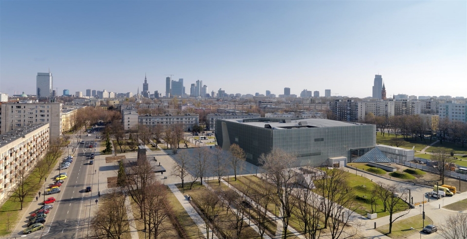 Muzeum POLIN, widok z góry. W tle panorama Warszawy.