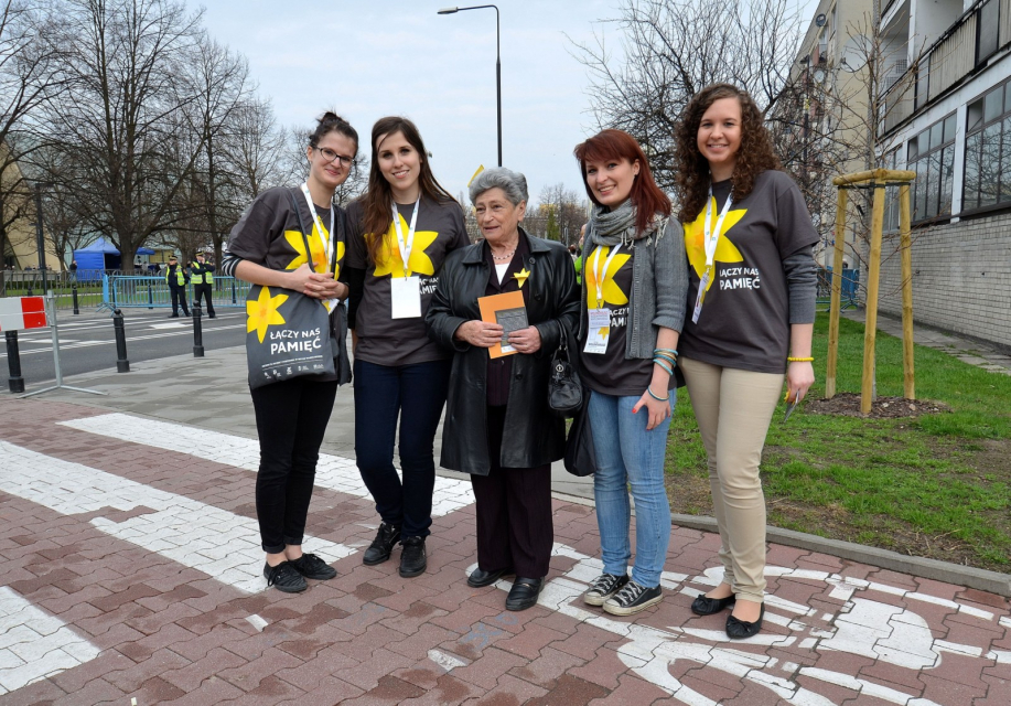 Grupa wolontariuszy pozuje z żonkilami w dniu akcji Żonkile. 