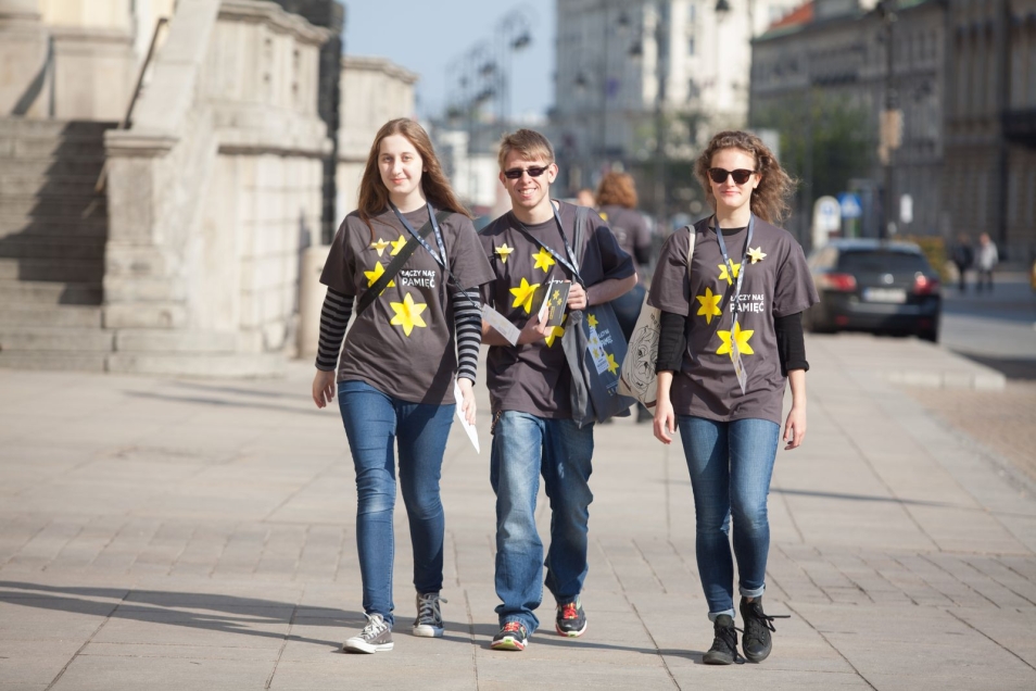 Grupa wolontariuszy akcji Żonkile na ulicach Warszawy.