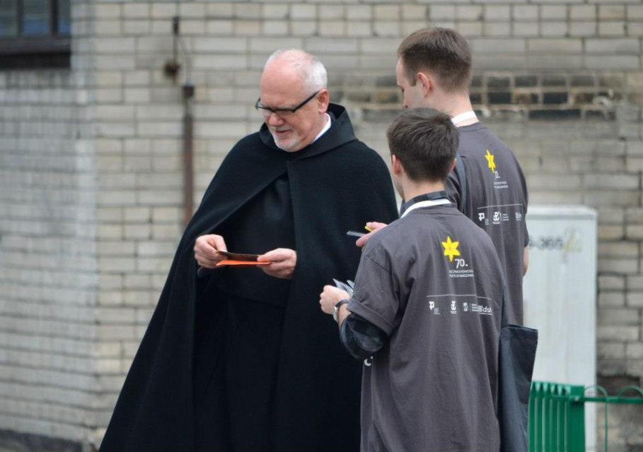 Wolontariusze wręczają żonkile podczas akcji. 